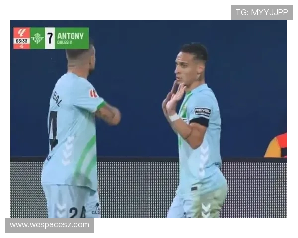 安东尼谈遭黄潜球迷掷水瓶幸未伤面鲁伊瓦尔出手相助引热议事件中